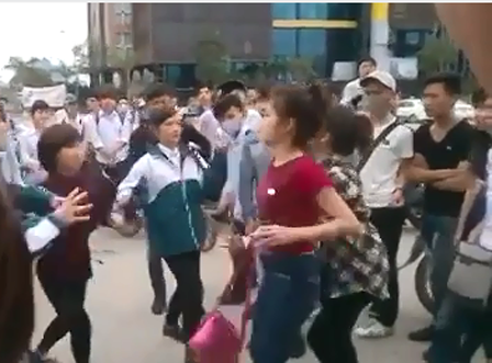 Nữ sinh lại đánh nhau, lột hết nội y